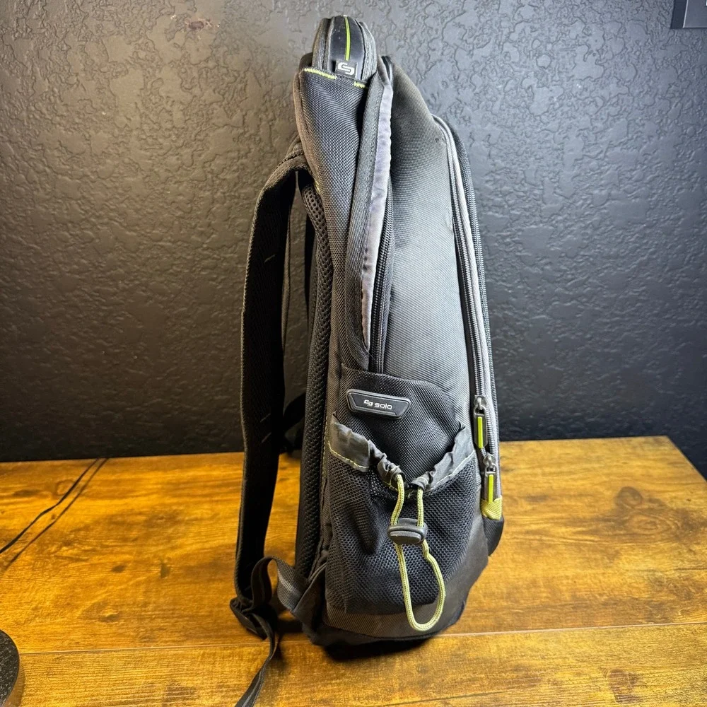 Solo New York Active ACV700 Black Polyester Laptop Backpack Unisex 17.3 Inch
